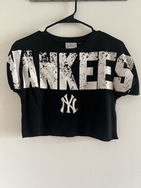 Ladies NY Yankees Crop top Black